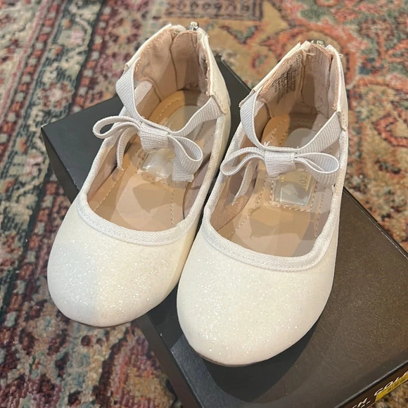 Kenneth Cole Little Girls Shoes with Box - Picture 1 of 8